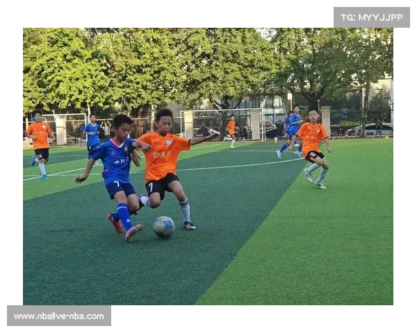 季华小学“小西甲”小球员赛场拼搏，展现足球热情