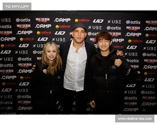 佩雷拉社交媒体公开新恋情，女友为UFC选手特蕾西·科尔特斯